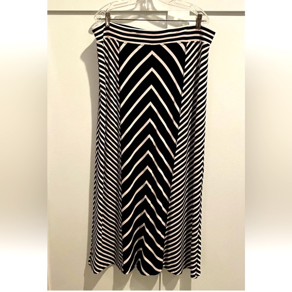 Chico's Dresses & Skirts - Chicos Zenergy Skirt (3) XL 16 Black White Maxi Long Pull On Stripe Chevron